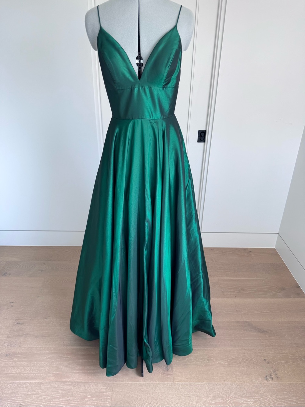 Emerald Green Satin V-Neck Spaghetti Strap Maxi